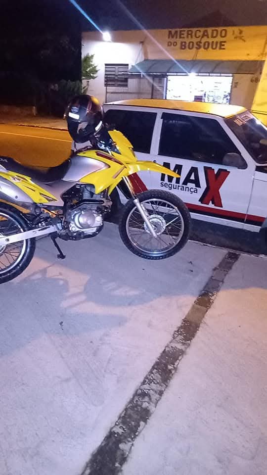 Moto MAX em ronda noturna