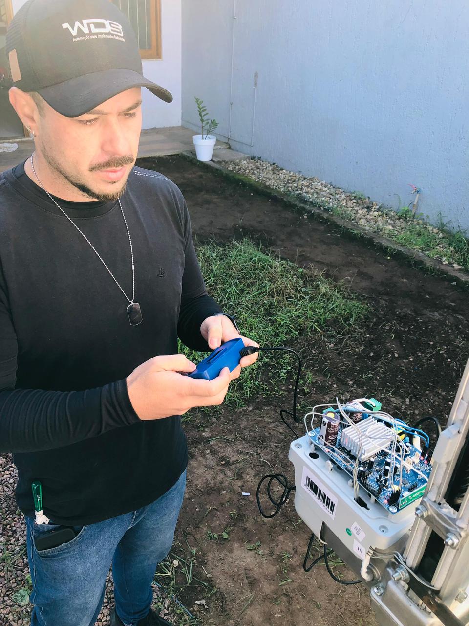 Técnico realizando manutenção